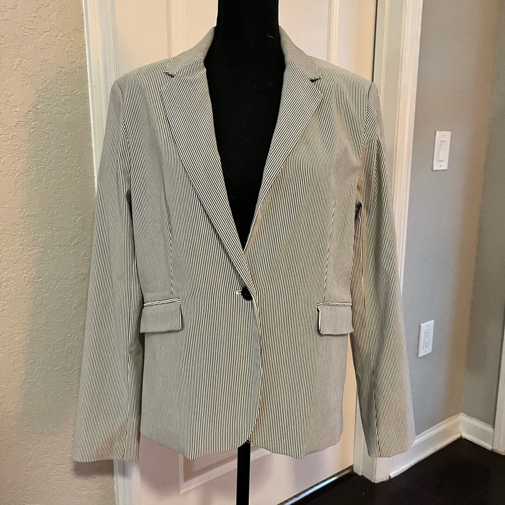 Dalia XL off white and grey striped women’s blazer. NWT some stretch & pockets!